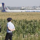 A321 della Ural Airlines atterra su un campo di grano vicino Mosca: 23 feriti