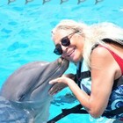 Mara Venier in versione «sirenetta»: la foto del bacio con il delfino fa impazzire i fan