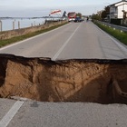 Venezia, strada inghiottita dalla voragine: crollati 10 metri di strada a Cavallino-Treporti