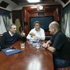 Draghi, Scholz e Macron: la foto in treno del summit notturno durante il viaggio