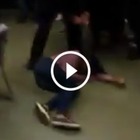 Choc a scuola, ragazza sbattuta a terra con violenza da un poliziotto