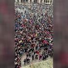 Benji e Fede, bagno di folla in piazza del Duomo a Milano Video