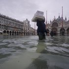 Acqua alta a Venezia, danni per 400 milioni di euro. E per vedere il Mose in azione si dovrà aspettare altri 6 mesi