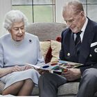 La Regina Elisabetta e il Principe Filippo festeggiano 73 anni di matrimonio e lo fanno nella veste di bisnonni