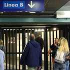 Roma, metro B ferma: uomo si lancia sui binari a Ponte Mammolo e muore