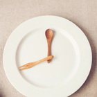 Dieta, mangiare di meno e in questo momento della giornata fa vivere più a lungo: lo studio