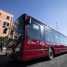 Roma, senza biglietto sul bus minacciano di morte l'autista: l'uomo ha un malore