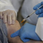 Lazio, i vaccini per gli over 80 slittano di una settimana: «Colpa dei ritardi nelle forniture Pfizer»