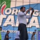 Piazza San Giovanni: ovazione per Salvini sul palco, "Qui l'Italia vera" Video