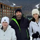 John Travolta, Natale con i figli Ella Bleu e Benjamin: la foto insieme per augurare buone feste