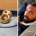 Drake compra all'asta l'anello di 2pac: «Ispirato a Machiavelli». Ecco quanto lo ha pagato: la cifra incredibile