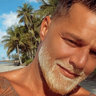 Ricky Martin, nuovo look a quarantanove anni: «Quando ti annoi...decolora»