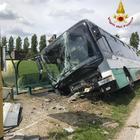 Autobus urta la pensilina della fermata e finisce fuori strada: due feriti nel Padovano