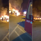 Roma, incendio nel deposito Atac: tre autobus in fiamme