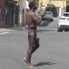 Nigeriano nudo in strada: si spoglia davanti a una signora, poi prende a pugni i carabinieri