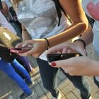 Cellulari a scuola vietati anche ai prof, la decisione di una preside: «Distratti come gli alunni»