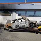 Incendiata l'auto del maresciallo dei vigili di Ugento: il rogo ripreso dalle telecamere del supermercato