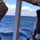 Open Arms davanti a Lampedusa. Ma non può entrare in porto