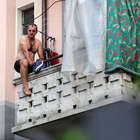 Milano, uomo minaccia di gettarsi dal terrazzo di casa...