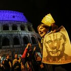 Ucraina, solidarietà in tutta Italia (ed Europa): fiaccolata al Colosseo, manifestazioni a Milano, Torino e Firenze