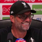 Klopp, l'allenatore del Liverpool perde la fede nuziale e un cameraman la ritrova: «Ogni partita perdo chili, mi sarà scivolata dal dito»