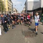 Malata di tumore corre tutta la Milano Marathon con gli Urban Runners. La forza di Laura: «Chi si nasconde, sbaglia»