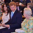 Meghan e il principe Harry, la regina vieta a i suoi ospiti di parlare di loro: il gesto fa discutere