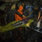 Barca si rovescia a pochi metri dalla riva: "80 morti". Recuperati 14 cadaveri di donne e bambini