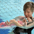 Federica Pellegrini e la prima nuotata di Matilde in piscina (a 4 mesi). Tale mamma tale figlia: «L'acqua è il suo elemento»