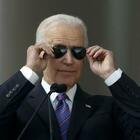 Joe Biden: la sua firma sono i Ray-Ban, occhiali da aviatore oggi italiani