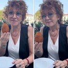 Fiorella Mannoia: «Sto mangiando l’ultimo arancino». I fan la correggono: Ti hanno detto male, non si dice così