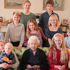 La regina Elisabetta oggi avrebbe compiuto 97 anni. Il ricordo della royal family: la foto mai vista prima