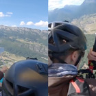 Francia, scatta un selfie durante il volo in parapendio ma combina un disastro