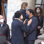 Funerale Gigi Proietti, Enrico Brignano piange e Paolo Bonolis lo consola