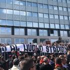 Addio De Rossi, centinaia di tifosi contestano Pallotta: «La Roma appartiene a noi, le leggende non si toccano»