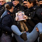 Ultima generazione, blitz in via del Corso: denunciati 16 attivisti, avevano volantini con la faccia della Meloni VIDEO