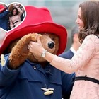 Kate Middleton e il tenero ballo con l'orso, ma ai fan non sfugge il particolare sulla gravidanza...