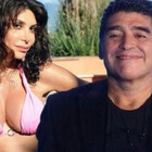 Morto Maradona, Carmen Di Pietro: «Sono distrutta». Ma nel fotomontaggio lei è in costume e sorride. Scoppia la polemica