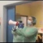 Coronavirus, il medico incoraggia i pazienti con il megafono. "L'Italia pensa a voi"