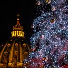 L'albero di Natale di San Pietro accende le luci e illumina la piazza: il video della cerimonia