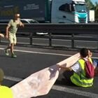 Roma, attivisti bloccano il Gra: cacciati dagli automobilisti inferociti. Trascinati di peso: «Levateve dalle scatole»