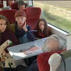 Anziani occupano posti in treno riservati a una mamma con 3 figli, la lite dopo il rifiuto di spostarsi: «Maleducati»