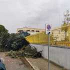 Brindisi, tromba d'aria sulla città: distrutto un parco giochi e colpito ospedale. Danni e disagi al traffico