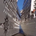Schianto tra due navi da crociera, paura nel porto: urla dei passeggeri VIDEO