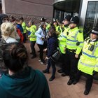 Foto/ Tensione all'esterno dell'ospedale di Liverpool