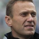 Navalny, aereo partito per la Germania: «Portato via in segreto dall'ospedale»