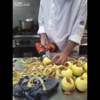 Chef sbuccia le mele con un trapano
