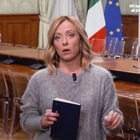 Giorgia Meloni agli italiani sul premierato: «Volete decidere voi o lasciarlo fare ai partiti?». Poi l'annuncio: il G7 a Borgo Egnazia