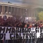 I tifosi della Roma inneggiano a Daniele De Rossi sotto alla sede del club Video