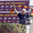 Josè Mourinho saluta i tifosi a Trigoria